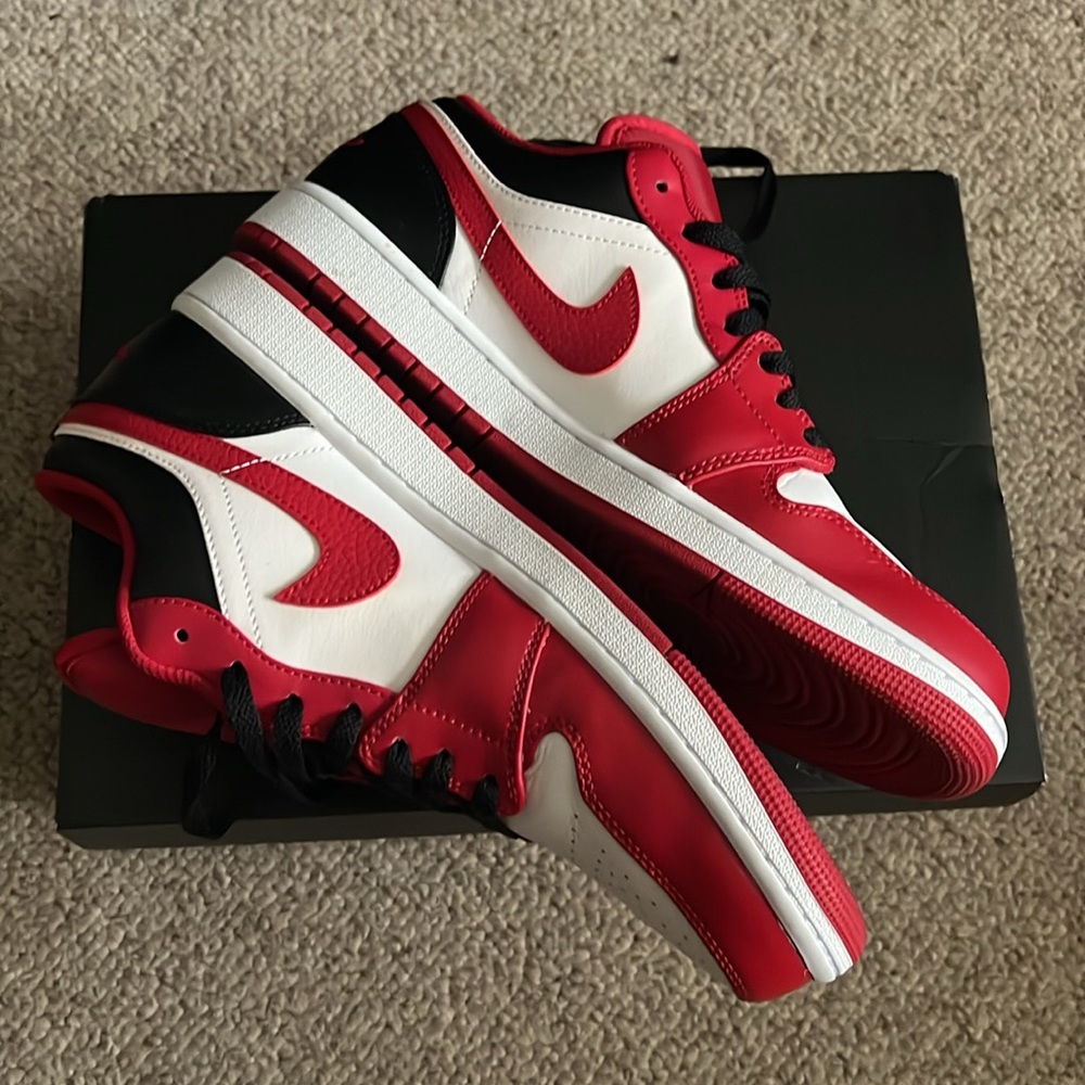 Air Jordan 1 Low - Picture 4 of 14